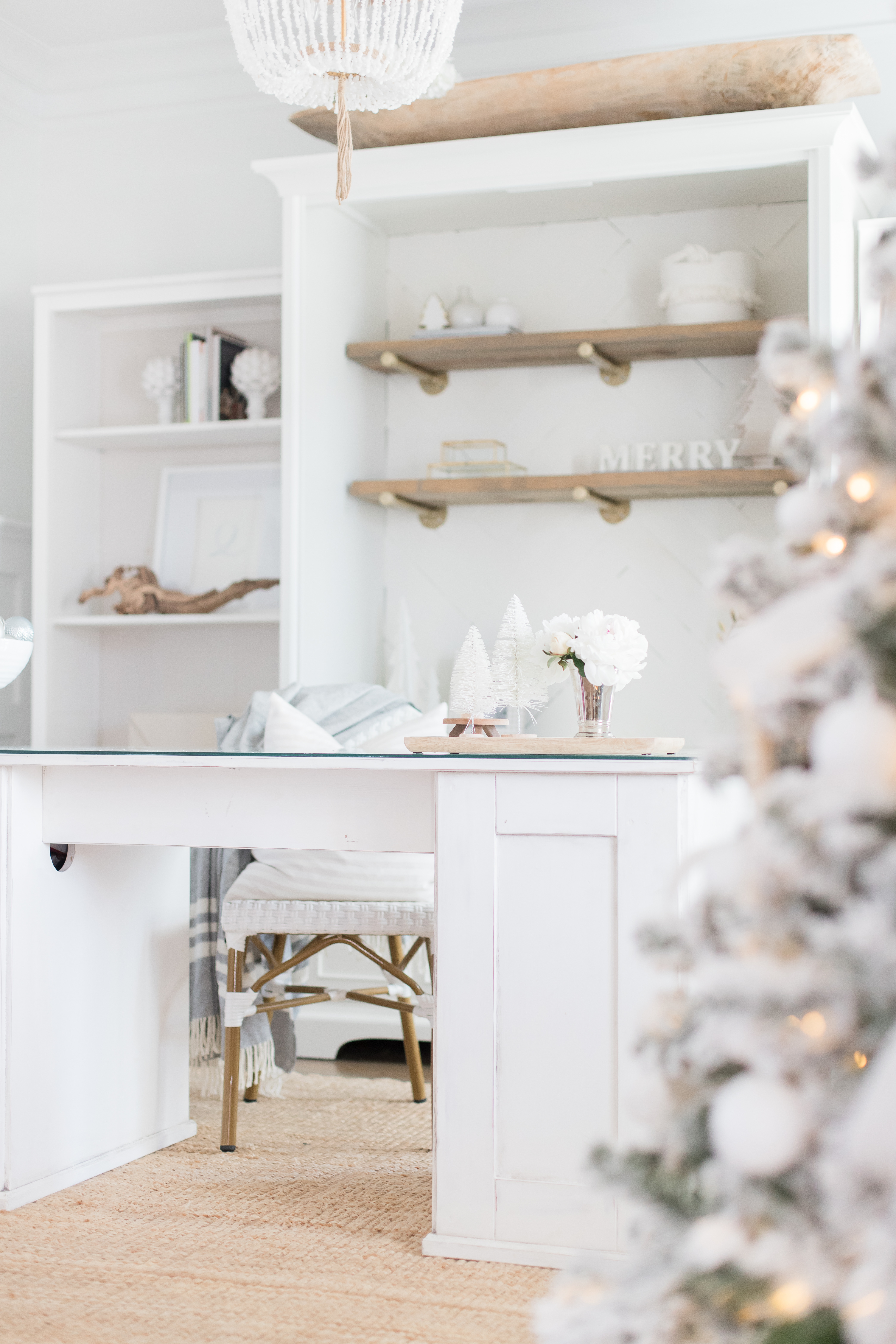 Love this white and natural wood home office decorated for Christmas. #whiteoffice #homeofficedecor #officedecor #neutraldecor #neutralhomeoffice #whitedesk #whitedecor #whiteofficedecor