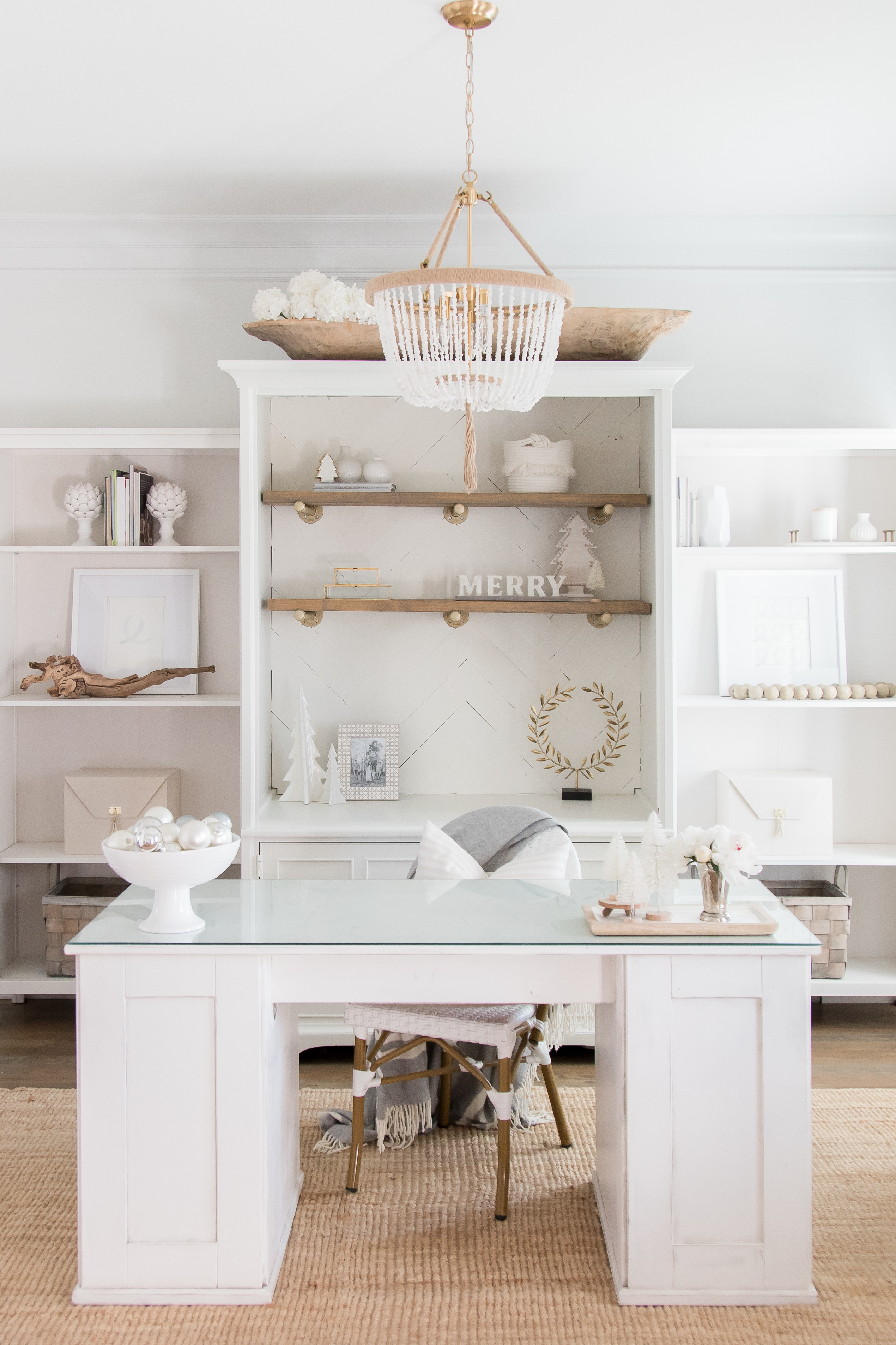 Love this white and natural wood home office decorated for Christmas. #whiteoffice #homeofficedecor #officedecor #neutraldecor #neutralhomeoffice #whitedesk #whitedecor #whiteofficedecor 